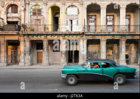 L'Avana - Giugno, 2011: Vintage americano auto viaggia in motion blur davanti alla frantumazione architettura del lungomare Malecon street. Foto Stock