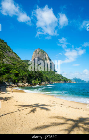 Vista panoramica di Praia Vermelha (rosso) sulla spiaggia con una vista di Sugarloaf Mountain a Rio de Janeiro in Brasile Foto Stock