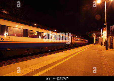 Il treno alla stazione Foto Stock