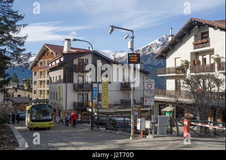 Un bus locale e alberghi a Sauze d'Oulx ski resort, Torino, Piemonte, Italia Foto Stock