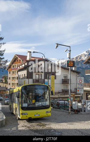 Un servizio di autobus locali che operano in Sauze d'Oulx ski resort, Torino, Piemonte, Italia Foto Stock