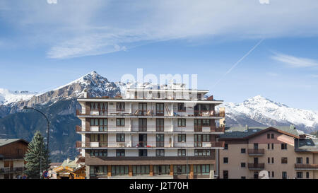 Un hotel con un scenario montuoso, Sauze d'Oulx ski resort, Torino, Piemonte, Italia Foto Stock
