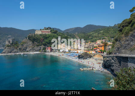 Una vista delle cinque terre città di Monterosso al mare in Liguria, Italia, visto entrando sul sentiero escursionistico da Vernazza Foto Stock