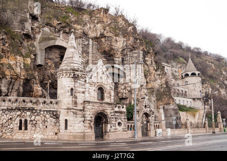 La facciata della chiesa Grotta situata all'interno della collina Gellert Budapest, Ungheria Foto Stock