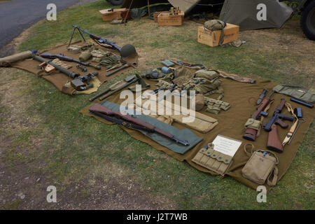 Selezione di American WW2 armi sul display a Halfpenny Radials verde, dei formatori e degli eventi di trasporto 2017 Foto Stock