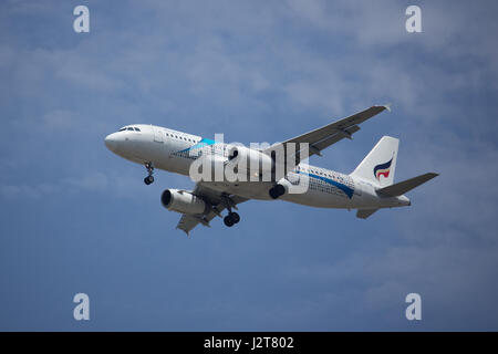 CHIANG MAI, Thailandia - Aprile 29 2017: HS-PPD Airbus A320-200 di Bangkokairway. Lo sbarco a Chiangmai dall'Aeroporto Bangkok Suvarnabhumi. Foto Stock