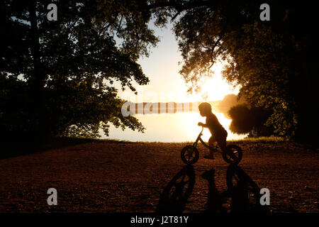 Bambino su una bicicletta Foto Stock