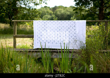 Tavolo bianco tessuto/buttare fuori dal vento Foto Stock