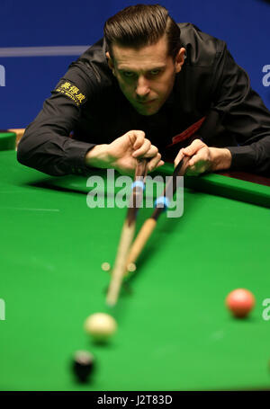 Mark Selby durante il giorno diciassette del Betfred Snooker Campionati del mondo al Crucible Theatre, Sheffield. Foto Stock