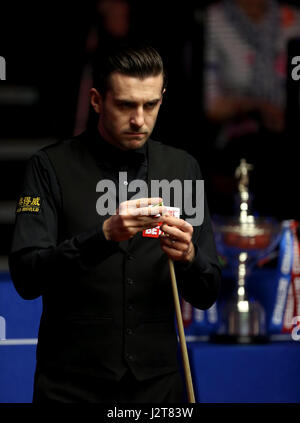 Mark Selby durante il giorno diciassette del Betfred Snooker Campionati del mondo al Crucible Theatre, Sheffield. Foto Stock