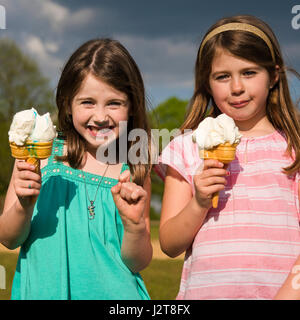 Vista sulla piazza di due bambini a mangiare il gelato al sole. Foto Stock