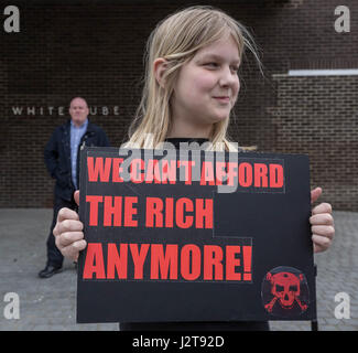 Londra, Regno Unito. Il 30 aprile, 2017. Anti-capitalista gruppo classe guerra e altri manifestanti stadio un anti-gentrification rally al di fuori del White Cube Gallery in Bermondsey © Guy Corbishley/Alamy Live News Foto Stock