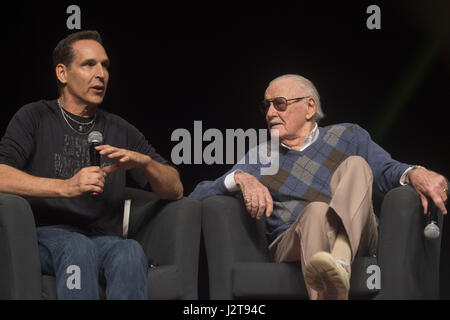 Aprile 30, 2017 - Calgary, Alberta, Canada - (L,R) Todd McFarlane, Stan Lee, discutere le loro fumetto carriere durante la Calgary Comic & Entertainment Expo. (Credito Immagine: © Baden Roth via ZUMA filo) Foto Stock