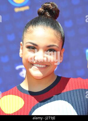 Los Angeles, CA, Stati Uniti d'America. 29 apr, 2017. Laurie Hernandez presso gli arrivi per Radio Disney Music Awards - Gli arrivi, Microsoft Theatre, Los Angeles, CA, 29 aprile 2017. Credito: Dee Cercone/Everett raccolta/Alamy Live News Foto Stock