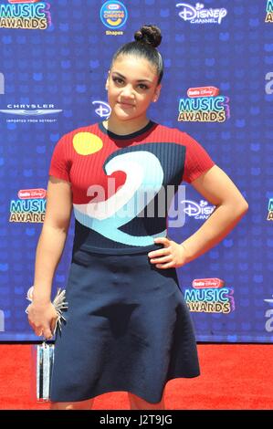 Los Angeles, CA, Stati Uniti d'America. 29 apr, 2017. Laurie Hernandez presso gli arrivi per Radio Disney Music Awards - Gli arrivi, Microsoft Theatre, Los Angeles, CA, 29 aprile 2017. Credito: Dee Cercone/Everett raccolta/Alamy Live News Foto Stock