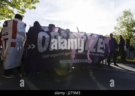 Berlin, Berlin, Germania. 30 apr, 2017. Circa 2.500 persone partecipano alla manifestazione sotto il motto "Organizzare! Auto-organizzati contro il razzismo e l'esclusione sociale" nel quartiere berlinese di un matrimonio. Gli organizzatori di criticare l'aumento degli affitti, razzista di controlli di polizia e la mancanza di opportunità e di luoghi per stili di vita alternativi. La manifestazione si è svolta sotto una massiccia presenza della polizia. Credito: Jan Scheunert/ZUMA filo/Alamy Live News Foto Stock