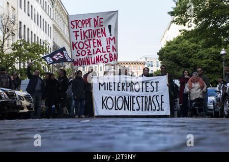 Berlin, Berlin, Germania. 30 apr, 2017. Circa 2.500 persone partecipano alla manifestazione sotto il motto "Organizzare! Auto-organizzati contro il razzismo e l'esclusione sociale" nel quartiere berlinese di un matrimonio. Gli organizzatori di criticare l'aumento degli affitti, razzista di controlli di polizia e la mancanza di opportunità e di luoghi per stili di vita alternativi. La manifestazione si è svolta sotto una massiccia presenza della polizia. Credito: Jan Scheunert/ZUMA filo/Alamy Live News Foto Stock