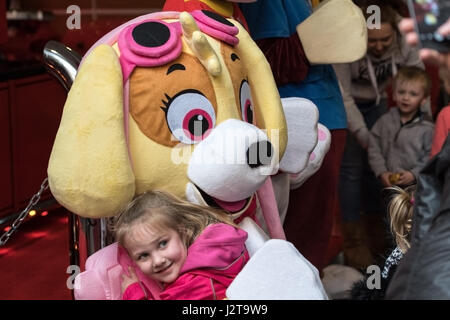 Peterborough, Regno Unito. 30 apr, 2017. Visitatori showground imballate per l annuale carrello fest e bancarelle enjed, acrobazie, camion, TV stelle dall'Ice Road Truckers a secco su un inizio di week-end festivo di credito: Clifford Norton/Alamy Live News Foto Stock