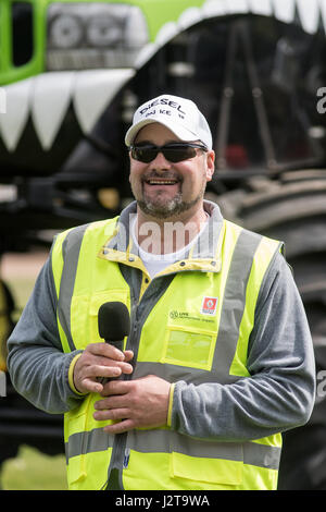 Peterborough, Regno Unito. 30 apr, 2017. Visitatori showground imballate per l annuale carrello fest e bancarelle enjed, acrobazie, camion, TV stelle dall'Ice Road Truckers a secco su un inizio di week-end festivo di credito: Clifford Norton/Alamy Live News Foto Stock