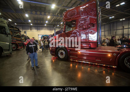 Peterborough, Regno Unito. 30 apr, 2017. Visitatori showground imballate per l annuale carrello fest e bancarelle enjed, acrobazie, camion, TV stelle dall'Ice Road Truckers a secco su un inizio di week-end festivo di credito: Clifford Norton/Alamy Live News Foto Stock