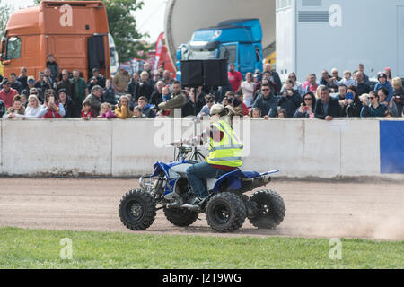 Peterborough, Regno Unito. 30 apr, 2017. Visitatori showground imballate per l annuale carrello fest e bancarelle enjed, acrobazie, camion, TV stelle dall'Ice Road Truckers a secco su un inizio di week-end festivo di credito: Clifford Norton/Alamy Live News Foto Stock