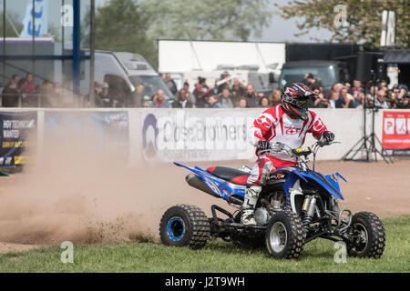 Peterborough, Regno Unito. 30 apr, 2017. Visitatori showground imballate per l annuale carrello fest e bancarelle enjed, acrobazie, camion, TV stelle dall'Ice Road Truckers a secco su un inizio di week-end festivo di credito: Clifford Norton/Alamy Live News Foto Stock