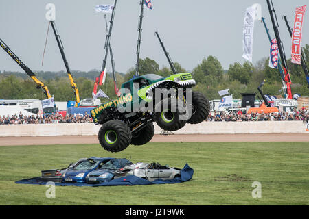 Peterborough, Regno Unito. 30 apr, 2017. Visitatori showground imballate per l annuale carrello fest e bancarelle enjed, acrobazie, camion, TV stelle dall'Ice Road Truckers a secco su un inizio di week-end festivo di credito: Clifford Norton/Alamy Live News Foto Stock