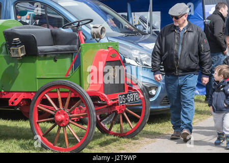 Peterborough, Regno Unito. 30 apr, 2017. Visitatori showground imballate per l annuale carrello fest e bancarelle enjed, acrobazie, camion, TV stelle dall'Ice Road Truckers a secco su un inizio di week-end festivo di credito: Clifford Norton/Alamy Live News Foto Stock