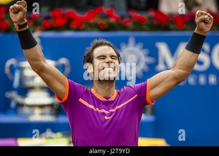 Barcellona, Spagna. 30 apr, 2017. RAFAEL NADAL (ESP) celebra vincendo la finale contro Dominic Thiem (AUT) al "Barcelona Open Banc Sabadell' 2017 Credit: Matthias Oesterle/ZUMA filo/Alamy Live News Foto Stock