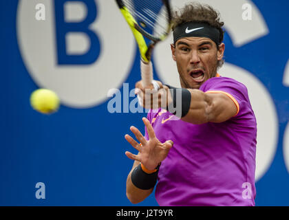 Barcellona, Spagna. 30 apr, 2017. RAFAEL NADAL (ESP) restituisce la palla a Dominic Thiem (AUT) durante la finale di "Barcellona Open Banc Sabadell' 2017. Nadal ha vinto 6:4, 6:1 Credito: Matthias Oesterle/ZUMA filo/Alamy Live News Foto Stock