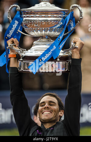 Barcellona, Spagna. 30 apr, 2017. RAFAEL NADAL (ESP) solleva il trofeo per il suo decimo titolo presso la "Barcelona Open Banc Sabadell' dopo aver vinto la finale contro Dominic Thiem. Credito: Matthias Oesterle/ZUMA filo/Alamy Live News Foto Stock