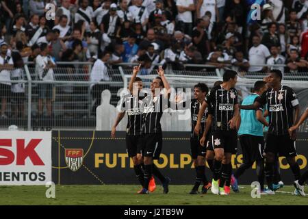 Campinas, Brasile. 30 apr, 2017. Rodriguinho celebra il suo obiettivo, il terzo dei Corinzi durante la partita tra Ponte Preta e corinzi tenutosi a Moises Lucarelli stadium di Campinas, São Paulo. Il match è la prima valida per la finale Paulistão Itaipava 2017. Credito: Ricardo Moreira/FotoArena/Alamy Live News Foto Stock