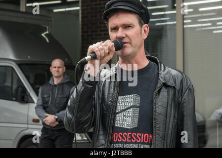 Londra, Regno Unito. Il 30 aprile 2017. Simon Elmer di architetti per alloggi sociali parla e legge il suo poema 'Dsicuramente London Town' alla guerra di classe protestare contro gentrification fuori Bermondsey White Cube Gallery. Vi è stata anche una grande musica da Cosmo, che erano venuti dal Galles, Adam Clifford (aka Jimmy Kunt) e altri, insieme con altri contributi parlate dal potente sussurro, Martin Wright e Ian osso. Credito: Peter Marshall / Alamy Live News Foto Stock