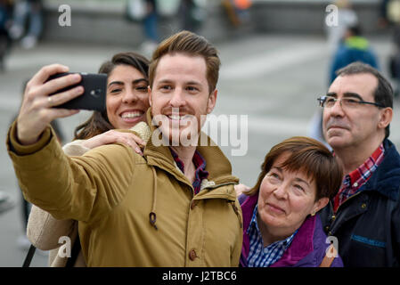 Londra, Regno Unito. 30 apr, 2017. I turisti prendono selfies della loro visita a Trafalgar Square durante i primi di maggio weekend festivo. Sterling indebolimento del post Brexit continua ad attrarre i turisti a godere di gite turistiche e di shopping nella capitale. Credito: Stephen Chung/Alamy Live News Foto Stock