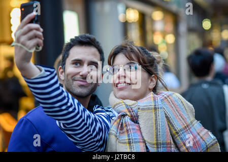 Londra, Regno Unito. 30 apr, 2017. I turisti prendono selfies della loro visita a Chinatown durante i primi di maggio weekend festivo. Sterling indebolimento del post Brexit continua ad attrarre i turisti a godere di gite turistiche e di shopping nella capitale. Credito: Stephen Chung/Alamy Live News Foto Stock