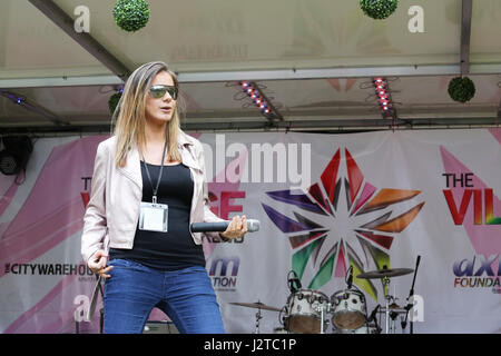 Manchester, Regno Unito. Il 30 aprile, 2017. Cantante " Gennaio " in scena a Sackville giardini, Manchester30 Aprile, 2017 (C)Barbara Cook/Alamy Live News Credito: Barbara Cook/Alamy Live News Foto Stock