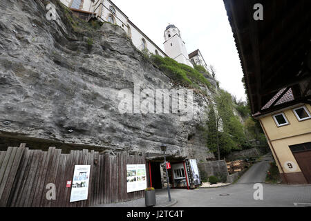 Haigerloch, Germania. Xv Apr, 2017. Una vista della zona di ingresso della centrale nucleare cantina museo di Haigerloch, Germania, 15 aprile 2017. Nell'angolo in alto a destra il Palazzo chiesa può essere visto. Credito: dpa/Alamy Live News Foto Stock