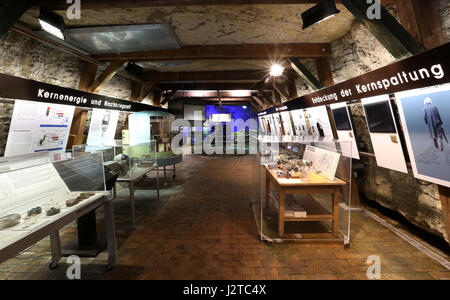 Haigerloch, Germania. Xv Apr, 2017. Una vista della cantina nucleare museum di Haigerloch, Germania, 15 aprile 2017. Foto: Thomas Warnack/dpa/Alamy Live News Foto Stock