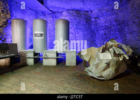 Haigerloch, Germania. Xv Apr, 2017. Serbatoi per l'acqua e un originale calderone di alluminio che è stato fatto brillare nel 1945 si può osservare presso la cantina nucleare museum di Haigerloch, Germania, 15 aprile 2017. Foto: Thomas Warnack/dpa/Alamy Live News Foto Stock