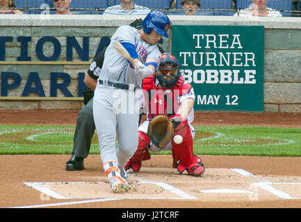 Washington DC, Stati Uniti d'America. 30 apr, 2017. New York Mets center fielder Michael conforto (30) colpisce nel primo inning contro i cittadini di Washington a cittadini Parco di Washington, DC, domenica 30 aprile, 2017. Credito: Ron Sachs/CNP /MediaPunch Credito: MediaPunch Inc/Alamy Live News Foto Stock