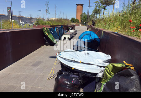 Roma, Italia. Xxi Aprile, 2017. Un'immagine dell'improvvisato campo profughi 'Baobab', preso a Roma, Italia, 21 aprile 2017. I migranti impostare le loro tende ogni notte nell'accampamento provvisorio e poi portarli al di là di ogni mattina. Non vi è alcun ricevimento ufficiale posto per i rifugiati a Roma. Molti migranti arriva in città deve trascorrere la notte all'aperto vicino alla stazione Tiburtina. Gli attivisti di "esperienza di Baobab' sono lì per aiutare. Foto: Alvise Armellini/dpa/Alamy Live News Foto Stock