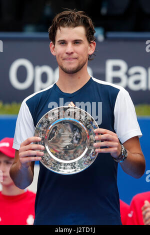 Barcellona, Spagna. 30 apr, 2017. Austria Dominic Thiem detiene il trofeo dopo la ATP 2017 Barcellona aprire partita finale contro Rafael Nadal di Spagna a Barcellona, Spagna, 30 aprile 2017. Thiem perso 0-2. Credito: Pau Barrena/Xinhua/Alamy Live News Foto Stock