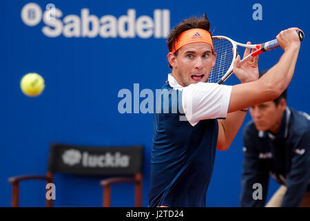 Barcellona, Spagna. 30 apr, 2017. Austria Dominic Thiem restituisce la sfera durante l'ATP 2017 Barcellona aprire partita finale contro Rafael Nadal di Spagna a Barcellona, Spagna, 30 aprile 2017. Thiem perso 0-2. Credito: Pau Barrena/Xinhua/Alamy Live News Foto Stock