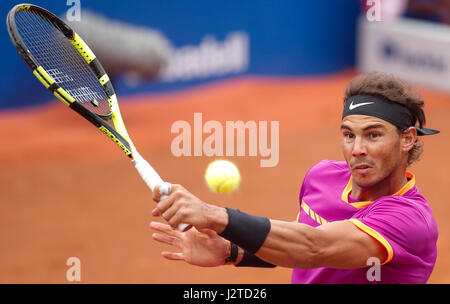 Barcellona, Spagna. 30 apr, 2017. Rafael Nadal restituisce la sfera durante l'ATP 2017 Barcellona aprire partita finale contro l'Austria Dominic Thiem a Barcellona, Spagna, 30 aprile 2017. Rafael Nadal ha vinto 2-0. Credito: Pau Barrena/Xinhua/Alamy Live News Foto Stock