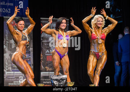 Vilnius, Lituania. 30 apr, 2017. Donne culturisti competere durante Vilnius NAC Open Cup 2017 International Bodybuilding Club Torneo di Vilnius, capitale della Lituania, Aprile 30, 2017. Credito: Alfredas Pliadis/Xinhua/Alamy Live News Foto Stock