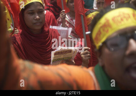 Dacca in Bangladesh. Il 1 maggio, 2017. Indumento del Bangladesh i lavoratori provenienti da diversi partecipa un rally per celebrare il giorno di maggio davanti al National Press Club. Credito: Md. Mehedi Hasan/ZUMA filo/Alamy Live News Foto Stock