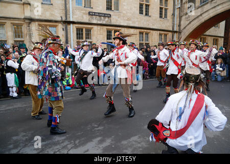 Oxford, Regno Unito. Il 1 maggio, 2017. La folla può celebrare la mattina a Oxford e guardando la Morris uomini danzano davanti ad Hertford College il Ponte dei Sospiri con il sorgere del sole dietro il ponte. Può mattina è tradizionalmente celebrata in Oxford con un coro che canta dalla cima di Magdalen Tower dopo che le folle sono portano attraverso le strade da Morris gli uomini che hanno il compito di eseguire in vari siti in tutta la città. Credito: Jill Walker/Alamy Live News Foto Stock