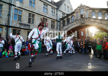 Oxford, Regno Unito. Il 1 maggio, 2017. La folla può celebrare la mattina a Oxford e guardando la Morris uomini danzano davanti ad Hertford College il Ponte dei Sospiri con il sorgere del sole dietro il ponte. Può mattina è tradizionalmente celebrata in Oxford con un coro che canta dalla cima di Magdalen Tower dopo che le folle sono portano attraverso le strade da Morris gli uomini che hanno il compito di eseguire in vari siti in tutta la città. Credito: Jill Walker/Alamy Live News Foto Stock