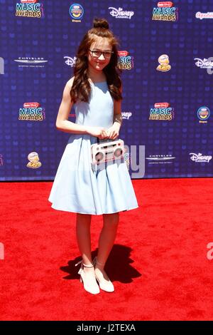 Anna Cathcart presso gli arrivi per Radio Disney Music Awards - Gli arrivi 2, Microsoft Theatre, Los Angeles, CA, 29 aprile 2017. Foto di: JA/Everett Collection Foto Stock