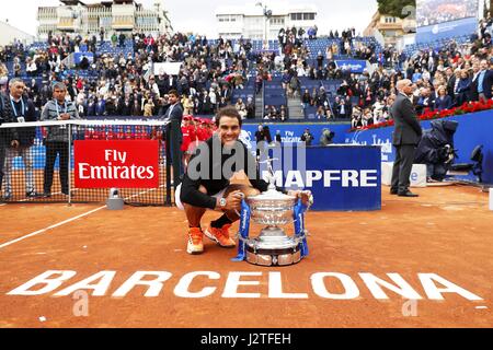 Barcellona, Spagna. 30 apr, 2017. Rafael Nadal (ESP) Tennis : Rafael Nadal di Spagna durante la cerimonia di premiazione dei singles match finale sul Barcelona Open Banc Sabadell torneo di tennis presso il Real Club de tenis de Barcelona a Barcellona Spagna . Credito: Mutsu Kawamori/AFLO/Alamy Live News Foto Stock